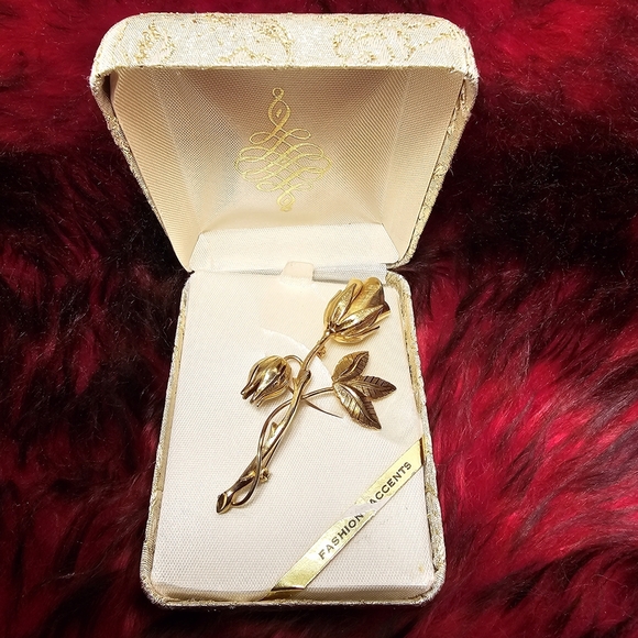 🛑 Vintage Timeless Sweet Gold Tone Rose Flower Brooch Pin in Box - Picture 1 of 5